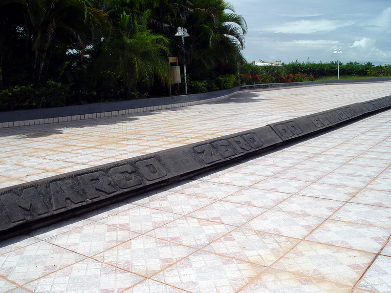Este  o monumento do marco zero do Equador...